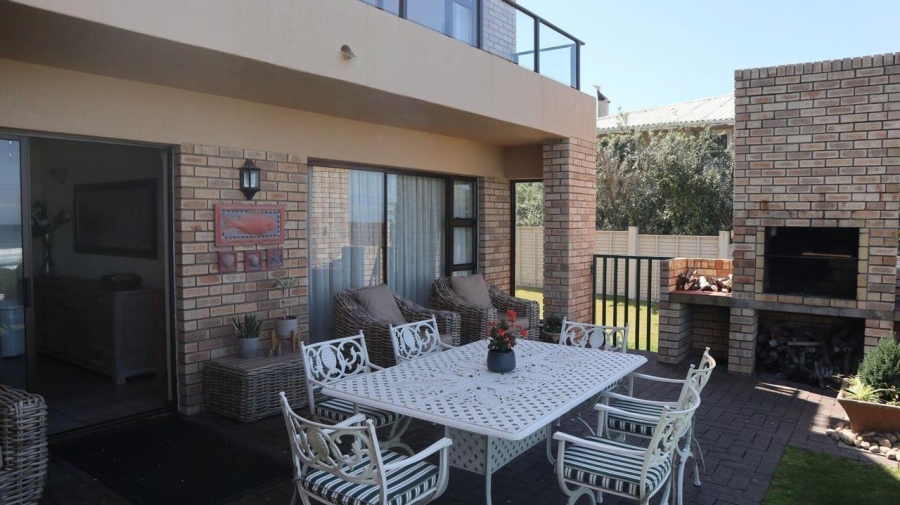 6 Bedroom Property for Sale in Outeniqua Strand Western Cape
